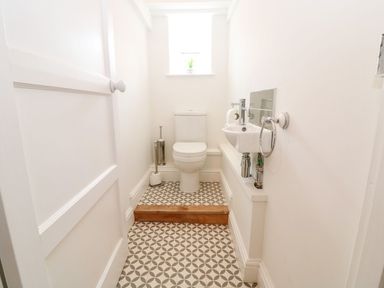 A bathroom with a sink and toilet at The Old Bakery in Banbury