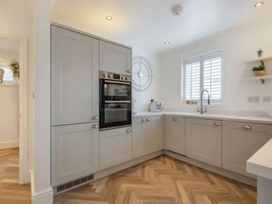 A kitchen with oven and sink at 6 Tegafan in Abergele