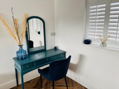 A dressing room with a mirror and table at 6 Tegafan, Abergele