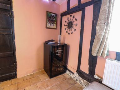 A snug with honesty bar and painting at Driftway Stables Retreat in Diss