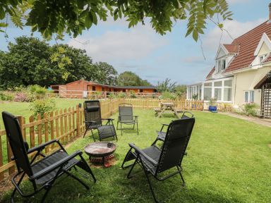 A garden with chairs and a table at Driftway Stables Retreat in Diss