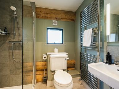 A bathroom with shower, toilet, and sink at Keepers Cabin in Addingham