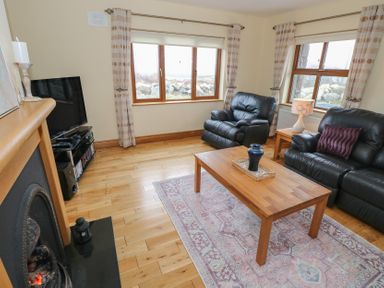 A living room with a television and two sofas at Tigh Marie