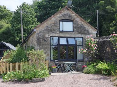 A house with a table and chairs in front at Horse Gin Parkend
