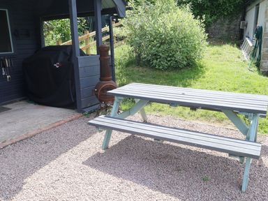 An outdoor area with a picnic table and barbecue grill at Horse Gin in Parkend