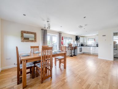 A dining room with a table and chairs at James Ville Marina Lodge 7 Brigg