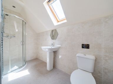 A bathroom with shower, sink, and toilet at James Ville Marina Lodge 7 in Brigg