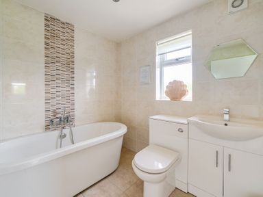 A bathroom with a bathtub, toilet, and sink at James Ville Marina Lodge 8 in Brigg