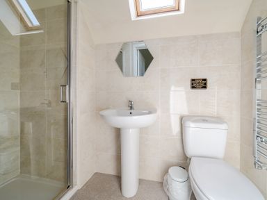 A bathroom with a shower, sink, and toilet at James Ville Marina Lodge 8 in Brigg