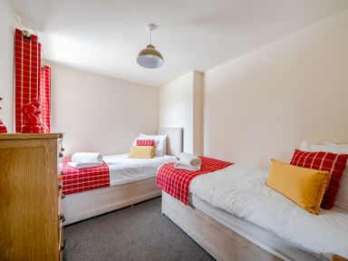 A bedroom with two single beds and a chest of drawers at James Ville Marina Lodge 9 in Brigg
