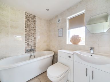 A bathroom with a bathtub, toilet and sink at James Ville Marina Lodge 9 in Brigg
