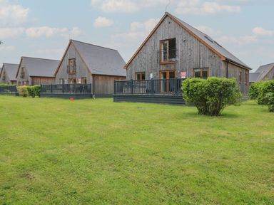 Houses with decks and lawns at James Ville Marina Lodge 14 in Brigg