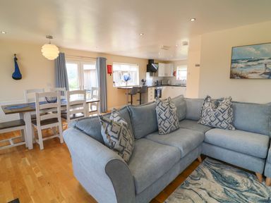 A living room with a sofa and dining area at James Ville Marina Lodge 21 in Brigg
