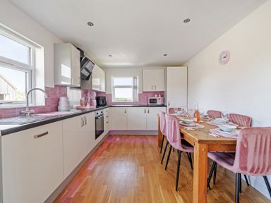 A kitchen with a dining area at James Ville Marina Lodge 23 in Brigg