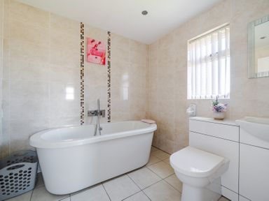 A bathroom with a bathtub, toilet, and sink at James Ville Marina Lodge 23 in Brigg