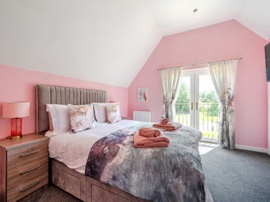 A bedroom with a bed and bedside lamp at James Ville Marina Lodge 23 Brigg