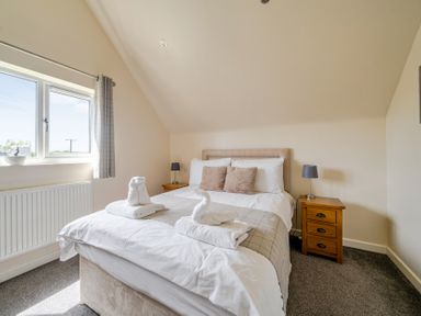 A bedroom with a bed and bedside table at James Ville Marina Lodge 10 Brigg