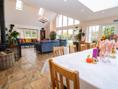 A dining room with a dining table and chairs at Oldfields in Bury St Edmunds