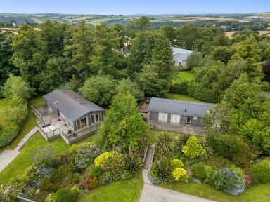 An outdoor area with cabins and a garden at 20 Meadow Retreat in Dobwalls