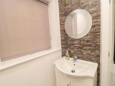 A bathroom with a wash basin and a mirror at Tooth Suite in Yarm