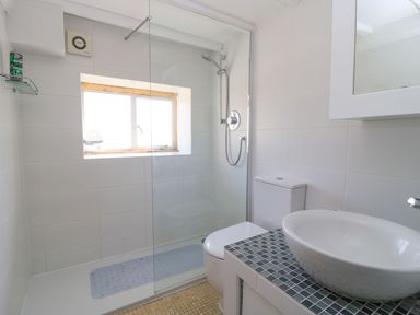 A bathroom featuring a shower, toilet, and sink at The Smithy in Stow on the wold