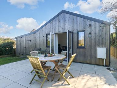 An outdoor area with a table and chairs at The Pebble in Dorchester