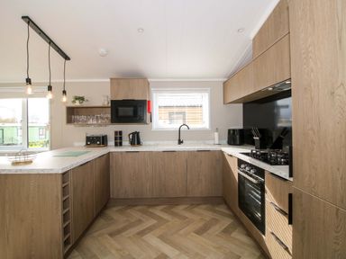 A kitchen with cabinets and appliances at Tulip in Eardisland
