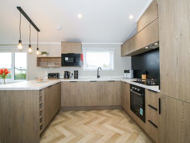 A kitchen with modern cabinets and appliances at Poppy Eardisland