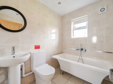 A bathroom with a sink, toilet, and bathtub at Ruby Red near Brigg