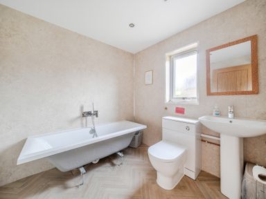 A bathroom with a bathtub, toilet, and sink at Lodge 25 - Pumpkin Near Brigg