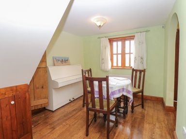 A dining room with a table and chairs at Mabby in Caister-On-Sea
