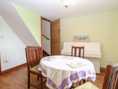 A dining room with a table and chairs at Mabby in Caister-On-Sea