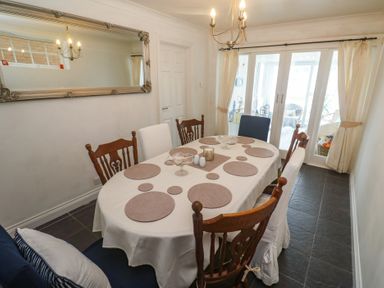 A dining room with a table and chairs at 16 Forth An Nance in Portreath