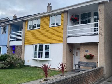 A house with a balcony and garden at 16 Forth An Nance in Portreath