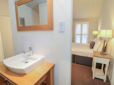 A sink and a bed in a bedroom at Fairways 22 in Lincoln