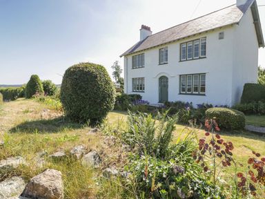 A house with a garden at Ty Mawr Farm in Llanfairpwllgwyngyll