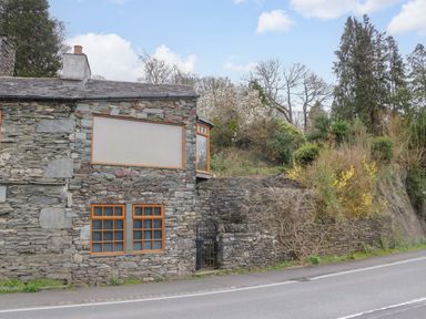 A house with garden and gate at Wilders Wood in Windermere