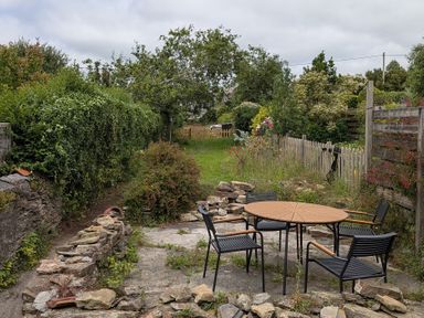 A garden with a table and chairs at Bedford Cottage in Bere Alston