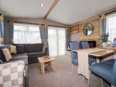 A living room with a sofa and dining area at Derwent L4 in Par