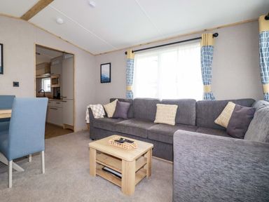 A living room with a sofa and dining area at Derwent L4 in Par