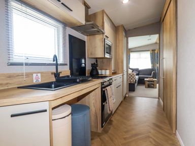 A kitchen with countertops and appliances at Derwent L4 in Par