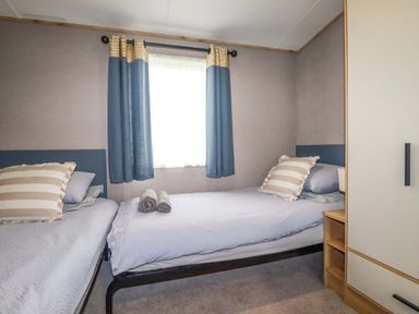 A bedroom with two single beds and a window at Derwent L4 in Par