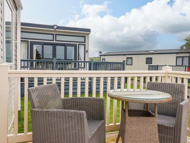 A balcony with table and chairs at Derwent L4 in Par