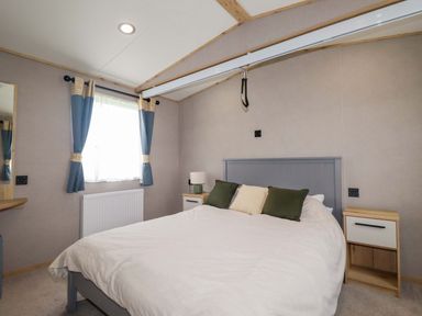 A bedroom with a bed and nightstand at Derwent L4 in Par