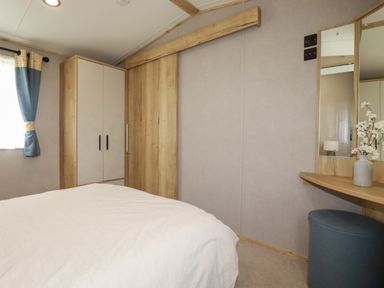 A bedroom with a bed and a cupboard at Derwent L4 in Par