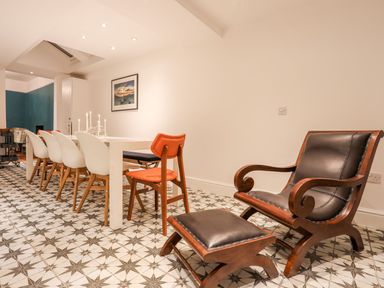 A dining room with a table and chairs at Rhiwlas in Rhosneigr