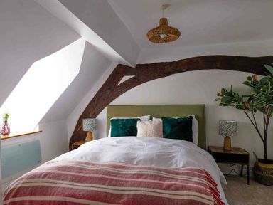 A bedroom with a bed and bedside tables at Cotswolds Cozy Cottage Retreat - pet friendly Finstock