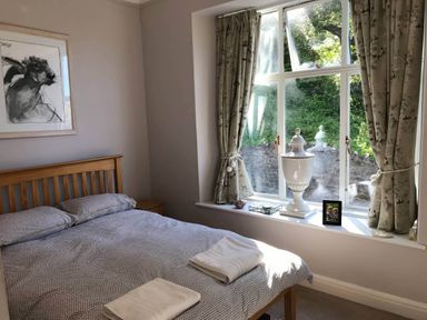A bedroom with bed and window at Beachside 2-Bed - Sleeps 4, Parking & Pet Friendly, Salcombe