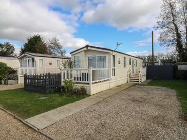 A caravan with decking and garden at 2 bed Caravan in Stowmarket