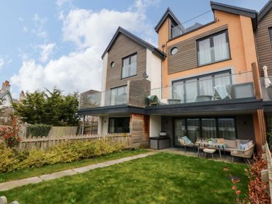A house with a balcony and garden area at 2 Glan Yr Aber in Colwyn Bay
